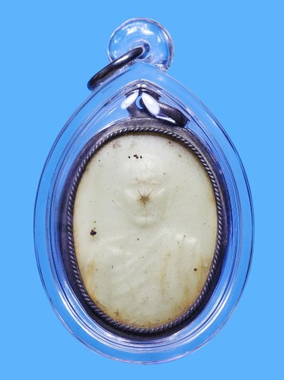 ที่สุดแห่งความคลาสสิค รูปเหมือนหลวงพ่อโอภาสี ปี 2495 เนื้อพลาสติก อาศรมบางมด กรุงเทพมหานครฯ (เลี่ยมจับเงินเก่าเดิม รอยตรงจมูกเป็นรอยพลาสติกไม่โดน องค์พระ)