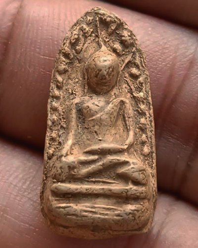 พระรอดเนื้อดิน พระบ้านเก่าเก็บหลายสิบปี ไม่ทราบเกจิท่านใดสร้าง ขนาดสูง 2.5 ซ.ม.