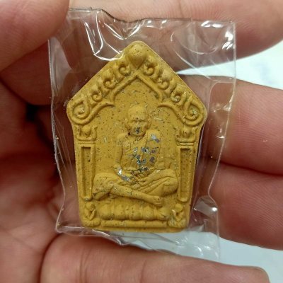 2-205 วัดใจ 50 ขุนแผนแสนล้าน พรายแม่แก้วมณี รุ่นแรก หลวงปู่หมุน หลังหนุมาน วัดบ้านจาน จ.ศรีสะเกษ 65/66 เนื้อว่านขมิ้น โรยมวลสารเพียบ พร้อมโรยตะไบเพชร สวยคม หมายเลข 193 กล่องเดิม