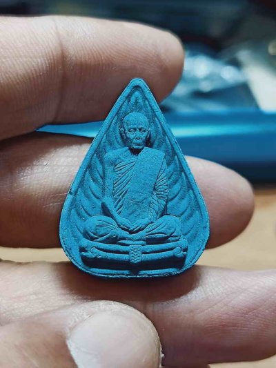 2-1375 วัดใจ 50 พระผงน้ำมันใบโพธิ์รูปเหมือน รุ่นโพธิ์เจริญทรัพย์ หลวงปู่โต๊ะ วัดถ้ำสิงโตทอง จ.ราชบุรี 2567 หมายเลข 18 กล่องเดิม