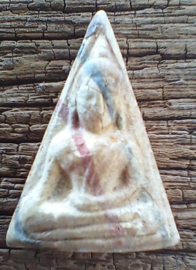 ++ พระนางพญาสายรุ้ง หลวงพ่อกวย วัดโฆสิตาราม ปี 21 เนื้อผงน้ำมัน พิมพ์ใหญ่หลังอุ++1