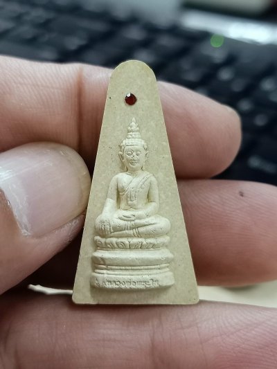 D2374 วัดใจ 50 หลวงพ่อพระใส รุ่นสไบทิพย์ วัดโพธิ์ชัย จ.หนองคาย ปี 2549 เนื้อผง ฝังพลอย