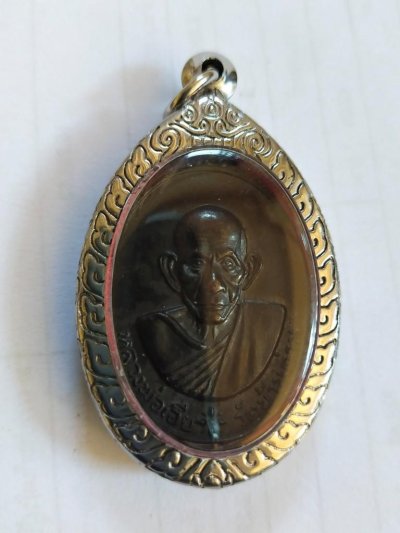 700.-เหรียญหลวงพ่อเอีย วัดบ้านด่าน จ.ปราจีนบุรี เนื้อทองแดง พร้อมตลับ ปี2520