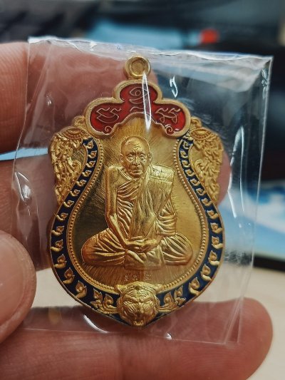 1-1053 วัดใจ 50 เหรียญเสมาหัวเสือรุ่นแรก 108 ปี หลวงปู่แสง วัดโพธิ์ชัย จ.นครพนม 2562 สัตตะโลหะ ลงยา หมายเลข 572 กล่องเดิม