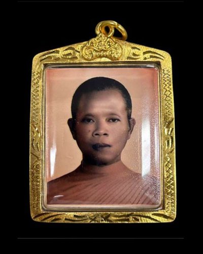 รูปถ่ายหลวงพ่อคูณ วัดบ้านไร่ หลังจีวรเต็มติดเกศาปี 2536 เลี่ยมทองไมครอน .......เคาะเดียวแดง