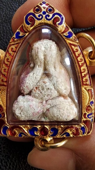 3000.-พระปิดตามหาลาภ ดวงเศรษฐี(1) หลวงปู่สอ ขันติโก วัดโพธิ์ศรี จ.นครพนม เนื้อพิเศษก้นครก โรยผงตะไบและผงงาช้าง ปี 2561 เลี่ยมกรอบเงินลงยาชุบทองสั่งทำ