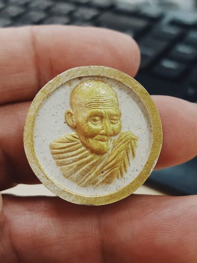 1-926 วัดใจ 50 พระผงจันทร์ลอยหลวงปู่ฮก วัดท่าข้าม จ.ชลบุรี 2558 กล่องเดิม