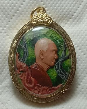 เหรียญหลวงปู่บุญมา โชติธัมโม รุ่น "เหลือกินเหลือใช้" เนื้อโลหะเพ้นท์ วัดเขาแก้วทอง จังหวัดปราจีนบุรี หมายเลข ๑๓ พร้อมกรอบไมครอน