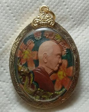 เหรียญหลวงปู่บุญมา โชติธัมโม รุ่น "เหลือกินเหลือใช้" เนื้อโลหะเพ้นท์ วัดเขาแก้วทอง จังหวัดปราจีนบุรี หมายเลข ๑๒ พร้อมกรอบไมครอน