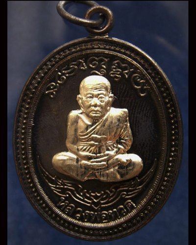 กรรมการ !!! เลข 986...เหรียญหลวงปู่ทวด หลังพ่อท่านเขียว วัดห้วยเงาะ รุ่นกิตติคุโณ 82 เนื้อทองแดงรมดำหน้า-หลังอัลปาก้า โค้ด-เลข พร้อมกล่องเดิม พ.ศ. 2553 สร้างแจกกรรมการ 999 องค์