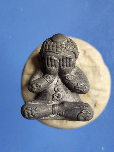 ## 70 ## รุปหล่อพระปิดตา รุ่นสาริกามหาลาภ หลวงปู่อิ่ม วัดทุ่งนาใหม่ นครศรีธรรมราช มาพร้อมกล่องเดิม หมายเลข 180