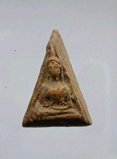 สมเด็จนางพญารุ่นแรก เนื้อแดง หลวงพ่อชาญณรงค์ อภิชิโต ปี2496