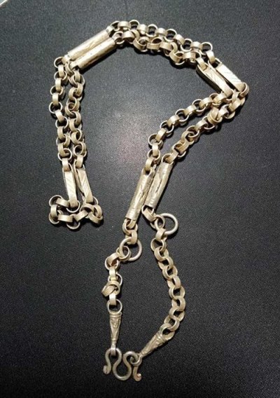 1820........สร้อยเงิน   ลายโช่     ยาว   12   นิ้ว   หนัก  26.17 กรัม ...