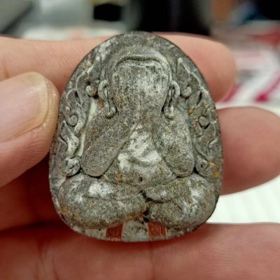 2-366 วัดใจ 100 พระปิดตากนกข้างบูชาครู หลวงปู่โต๊ะ ออกโดยหลวงพ่อนงค์ วัดบางน้ำชน ฝั่งธนบุรี จ.กรุงเทพ ปี 2565 เนื้อดำใบลาน โรยผงตะไบ และผงมวลสาร ตะกรุดทองแดง 2 ดอก #100 พิมพ์จัมโบ้ สวย กล่องเดิม