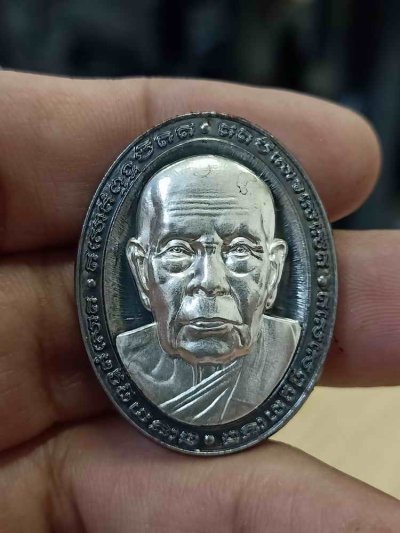 2-630 วัดใจ 100 เหรียญหน้ายักษ์มงคลเศรษฐี 9 รอบ หลวงปู่คีบ ธีรปัญโญ วัดป่าสุทธาวาส จ.นครพนม ปี 2567 ตะปูสังฆวานร ติดหน้ากากเงิน หมายเลข 41 กล่องเดิม