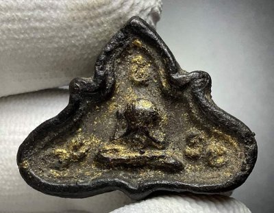 1500.-พระปิดตาเนื้อดินสีดำผสมผง พิมพ์ซุ้มหยัก หลวงพ่อมี วัดทรงคนอง จ.นครปฐม ประมาณปี2470-2480 องค์ที่3