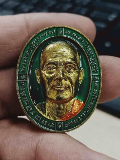 2-1351 วัดใจ 100 เหรียญหน้ายักษ์ รุ่นแรก หลวงพ่อทอง วัดบ้านไร่ จ.นครราชสีมา 2564 เนื้อทองทิพย์ ลงยาพื้นเขียว หมายเลข 564 กล่องเดิม