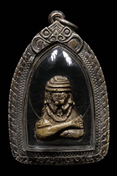 6500.-พระปิดตายันต์ยุ่งพิม์เล็ก หลวงพ่อรุ่ง วัดท่ากระบือ จ.สมุทรสาคร ปี2485 เลี่ยมเงิน(ออกบัตรไม่สรุปผล)