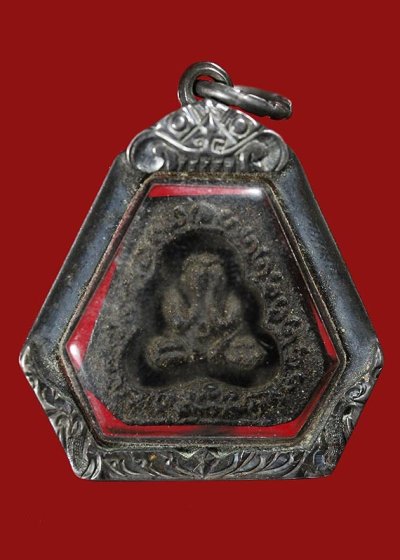 2000.- พระปิดตาหลวงปู่เฮี้ยง วัดป่าชลบุรี พิมพ์ซุ้มเถาวัลย์ หกเลี่ยมสองหน้า ปี2505 เลี่ยมเงิน