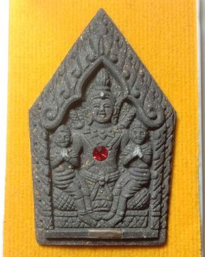 เริ่มต้นที่ 50 บาท พระขุนแผนหลังงั่ง เนื้อว่านดำ รุ่นเสาร์ 5 มหาเศรษฐี หลวงพ่อเมียน กัลยาโน วัดบ้านจะเนียง จ.บุรีรัมย์ ปี 2557  กล่องเดิม