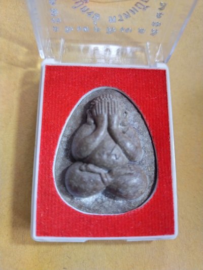 300.-พระปิดตาจัมโบ้เงินล้าน หลวงปู่หงษ์ วัดเพชรบุรี จ.สุรินทร์ รุ่น เสาร์๕ เพิ่มทรัพย์เพิ่มสุข เนื้อชานหมาก ฝั่งตะกรุดเงินคู่ ออกปี๕๓ พร้อมกล่องเดิม