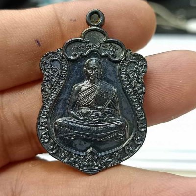 2-462 วัดใจ 100 เหรียญเสมาฉลองอายุวัฒนะมงคล 89 ปี หลวงพ่อรวย อคคฺสาโร วัดมาบตาพุด ระยอง ปี 2566 ทองแดงรมดำ หมายเลข 583 กล่องเดิม***เสมาต้องมี