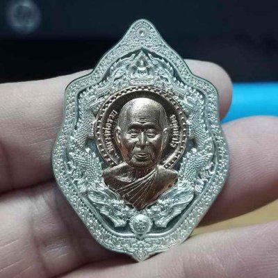 2-463 วัดใจ 100 เหรียญพุทธคุณ 88 หลวงพ่อรวย วัดมาบตาพุด จ.ระยอง ปี 2565 เนื้อทองแดงอาบเงิน หน้ากากทองแดง หมายเลข 387 กล่องเดิม***มังกรคู่ มาแรงกับปีนี้มาก