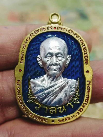 2-1826 วัดใจ 100 เลขแม่ทัพ เหรียญวาสนา หลวงปู่บุญมา สำนักสงฆ์เขาแก้วทอง จ.ปราจีนบุรี 2567 ทองทิพย์ซาติน หน้ากากเงิน ลงยาหน้าหลัง ขอบ หมายเลข 1 กล่องเดิม***จมูกโดนขอรับได้