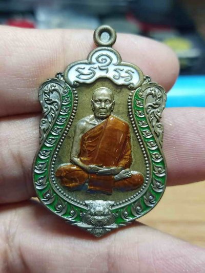 2-1005 วัดใจ 100 เหรียญเสมาเสือคาบ อายุครบ 108 ปี รุ่นมหามงคล 9 รอบ หลวงปู่คีบ ธีรปัญโญ วัดป่าสุทธาวาส จ.นครพนม ปี 2567 มหาชนวนผิวรุ้ง ลงยาขอบ ซุ้ม จีวร หมายเลข 158 กล่องเดิม***เสมาต้องมี