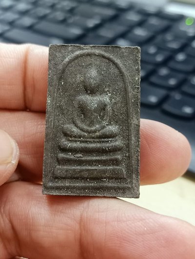 1-1652 วัดใจ 50 พระสมเด็จเกศทะลุซุ้ม รุ่นเมตตามหานิยม หลวงพ่อนิยม วัดแจ้งนอก นครราชสีมา 2555 หลังตรายาง กล่องเดิม