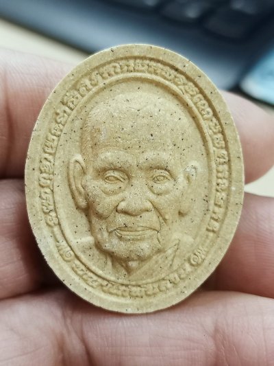 1-1871วัดใจ 50 พระผงหน้าใหญ่ พญาไก่พันล้าน หลวงพ่อพัฒน์ วัดห้วยด้วน จ.นครสวรรค์ 2564 เนื้อผง เลข 9406 กล่องเดิม