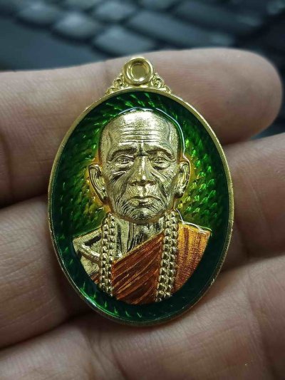 2-1272 วัดใจ 100 เหรียญกฐิน 67 หลวงปู่เถิง วัดบ้านอาลัย จ.ศรีสะเกษ 2567 ชุบน้ำทอง ลงยาพื้นเขียว จีวรเหลือง หมายเลข 13 กล่องเดิม