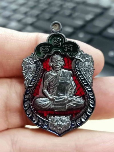 2-1630 วัดใจ 150 เหรียญเสมาเสือคาบแก้ว หลวงพ่อคูณ วัดบัลลังก์ โนนไทย จ.นครราชสีมา 2567 ทองแดงรมดำ ลงยาแดง ขอบ ซุ้ม หมายเลข 895 กล่องเดิม***สวยพรีเมี่ยม