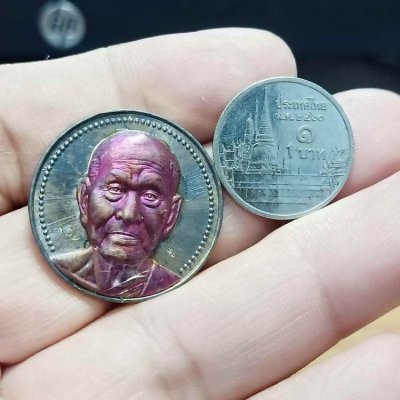 2-519 วัดใจ 100 วัดสร้าง มีพกใว้ เหรียญโชคดี หลวงพ่อรวย วัดมาบตาพุด จ.ระยอง ปี 2566 เนื้อชนวน หน้ากากทองแดงผิวรุ้ง รก.13 หมายเลข 102 สร้าง 200 เหรียญ กล่องเดิม