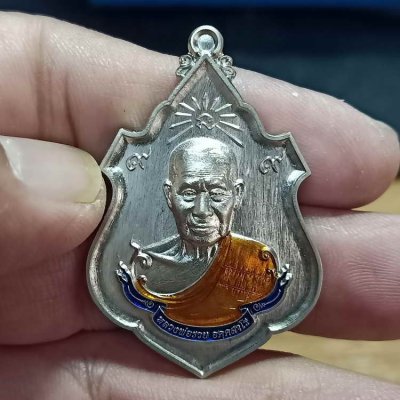 2-176 วัดใจ 150 เหรียญรุ่นสร้างศาลา 66 หลวงพ่อรวย วัดมาบตาพุด จ.ระยอง ปี 2566 ชุดชนวน เนื้ออัลปาก้า ลงยา หมายเลข 141 สร้าง 336 เหรียญ กล่องเดิม