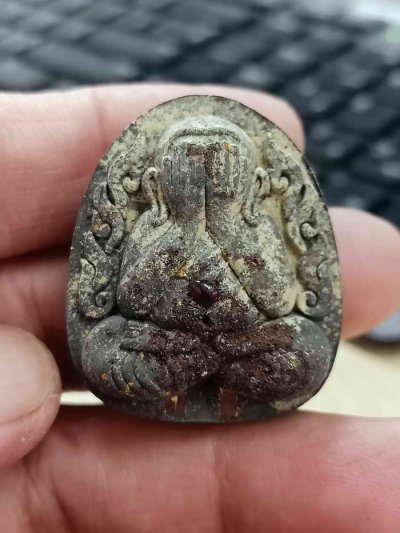 2-1752 วัดใจ 100 พระปิดตากนกข้างบูชาครู หลวงปู่โต๊ะ หลวงพ่อนงค์ วัดบางน้ำชน ธนบุรี จ.กรุงเทพ ปี 2565 จัมโบ้ มวลสารดี หมายเลข 381 กล่องเดิม