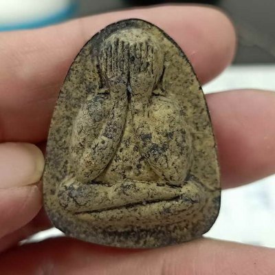 2-427 วัดใจ 50 พระผงปิดตารุ่นเงินล้าน หลวงปู่รอด วัดโคกกรม จ.สุรินทร์ ปี 2565 เนื้อดำใบลานโรยมวลสาร ผงเรืองแสง หมายเลข 134 กล่องเดิม