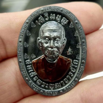 2-568 วัดใจ 100 เหรียญเสริมบุญ สมเด็จพระพุฒาจารย์ (โต พฺรหฺมรํสี) วัดระฆัง อุปถัมภ์ ปี 2566 เนื้อทองแดงรมดำ หมดห่วง ตอกโค้ดระฆัง 9 รอบ ลงยาจีวร รก.65/2 หมายเลข 4 สร้าง 65 เหรียญ กล่องเดิม