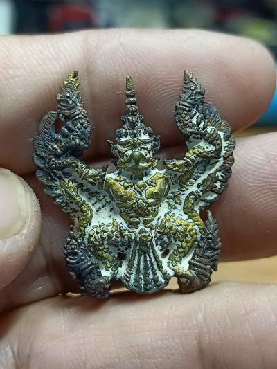 2-991 วัดใจ 100 ต่ำจอง เหรียญหล่อ พญาครุฑ รุ่น 9 หน้า เจริญพร พระอาจารย์ละ วัดสร้อยสุวรรณ ต.นาบ่อคำ อ.เมืองกำแพงเพชร จ.กำแพงเพชร 2559 ชนวนโลหะผิวไฟหัวทอง หมายเลข 577 สร้าง 1999 กล่องเดิม***หลังจอง 200