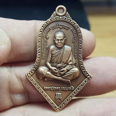 2-575 วัดใจ 100 เหรียญท้าวเวสสุวรรณ เจริญพร มหาเฮง 65 หลวงปู่บุดดา วัดป่าใต้พัฒนาราม จ.สระแก้ว ปี 2565 ทองแดงซาติน หมายเลข 478 กล่องเดิม