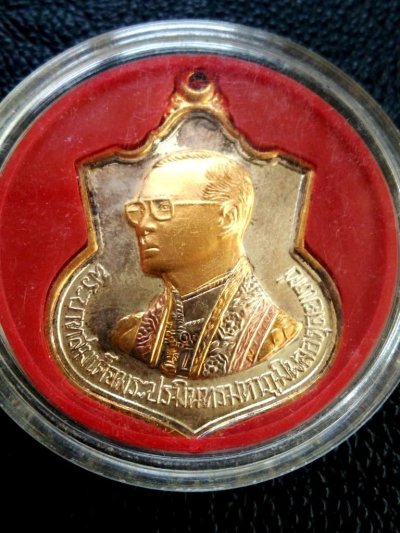 500.-เหรียญ ในหลวง ร.9 สามกษัตริย์ ปี2542 พร้อมตลับ