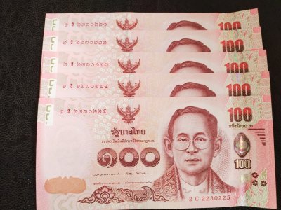 700.- ธนบัตร 100 บาทสมัยรัชกาลที่ 9 หลังสมเด็จพระเจ้าตากสิน แบบ 16 ออกใช้เมื่อพ.ศ 2555 ถึง 2558 จำนวน 5 ฉบับเรียงเลข