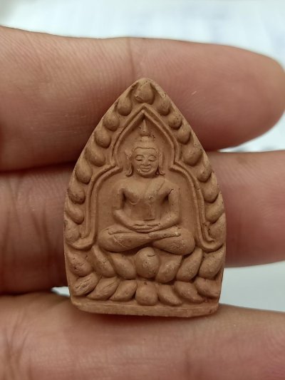 D221 วัดใจ 50 พระผงเจ้าสัว รุ่นสร้างพระอุโบสถ วัดท่าไม้ จ.สมุทรสาคร 2553 ผงกระเบื้องหลังคาโบสถ์