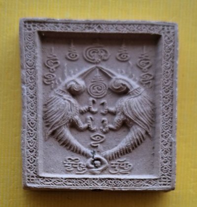 เทพจำแลงหลังสาริกาคู่ ครูบากฤษณะ อินวัณโณ เนื้อผงพุทธคุณ ขอบลายเซนครูบา วัตถุมงคลยอดนิยม เมตตา โชคลาภดี