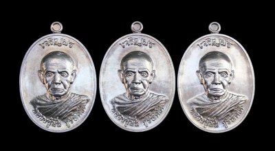 @@@ 3 องค์ @@@ เหรียญ เจริญพร(บน) หลวงปู่มั่น ภูริทัตโต รุ่นมงคลชีวิต 59 วัดป่าภูธรพิทักษ์ จ.สกลนคร ปี2559 เนื้ออัลปาก้า หมายเลข 444/445/446 ไม่มีกล่อง