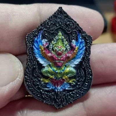 2-617 วัดใจ 50 เหรียญหล่อโบราณพญาครุฑ รุ่นรวยชนะจน 999 หลวงปู่อิ่ม วัดทุ่งนาใหม่ จ.นครศรีธรรมราช ปี 2566 เนื้อแบล็คโรเดียม องค์เพ้นท์สี หมายเลข 1719 กล่องเดิม