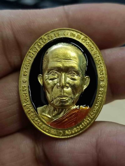 2-771 วัดใจ 100 เหรียญหน้ายักษ์ มงคลมหาบารมี รวยเงินล้าน หลวงปู่หา วัดสักกะวัน จ.กาฬสินธุ์ ทองทิพย์ ลงยาพื้น จีวร หมายเลข 342 กล่องเดิม