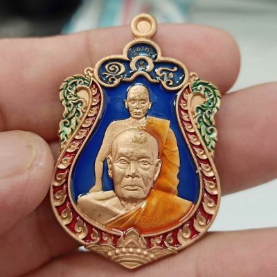 2-782 วัดใจ 150 นำฤกษ์ เหรียญเสมาพุฒซ้อน บูชาครู วาระครบ 9 รอบ หลวงปู่คีบ ธีรปัญโญ อายุ 108 ปี วัดป่าสุทธาวาส จ.นครพนม ปี 2567 รก.88.2 ทองแดงพ่นทราย ยายาน้ำเงิน ลงยาจีวร หลังยันต์นวะ หมายเลข 4 สร้าง 4 เหรียญ กล่องเดิม