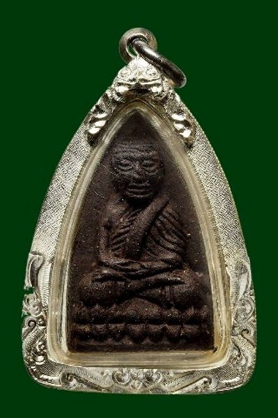 2500.-หลวงปู่ทวดเนื้อว่าน หลัง สก. วัดห้วยมงคล ปี44 เลี่ยมเงิน +สร้อยเชือกร่มถักแผ่นปั้มอุดฐานหลวงปู่หลิว วัดไร่แตงทอง