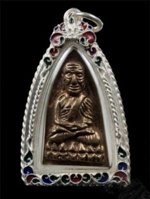 2800.- หลวงปู่ทวดรุ่นแรกพิมพ์เตารีดใหญ่ เนื้อนวะ วัดในหาน จ.ภูเก็ต ปี2536 เลี่ยมเงินลงยาสุโขทัย